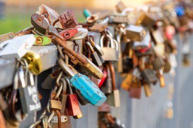 Bir yolculuk anısına bir köprüye kilitlenir. Poznan, Polonya 'daki Ostrow Tumski adasına giden köprü..