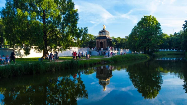 Bialystok branicki saray manzarası su göl karşısında