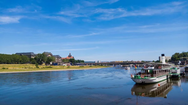 Elbe nehir dresden tekne ve köprü