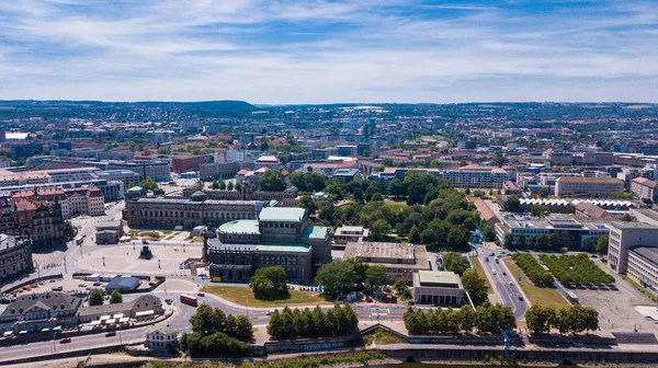 Sanat galerisi dresden ve drone gelen gölet