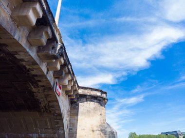 Dresden elbe köprüsü mavi gökyüzü yakın çekim