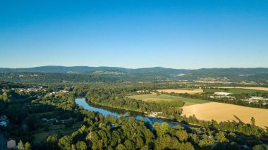 alan gökyüzü köy ağaçları drone nehir