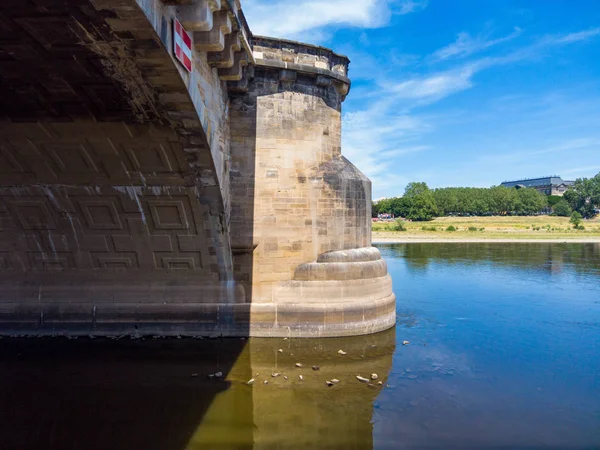 Dresden elbe köprü mavi gökyüzü nehir yakın çekim