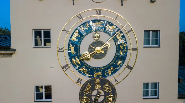 Deutsches Müzesi drone büyük saat