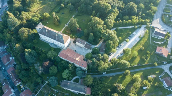 şato Pont-d'Ain nehir köprüsü drone yukarıda