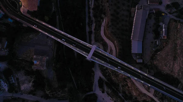 Испания Alcoi Alcoy ночной вид над мостом с дрона — стоковое фото