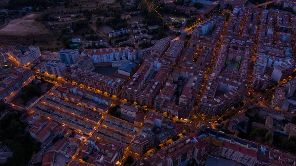 İspanya Alcoi Alcoy gece drone şehir görünümü