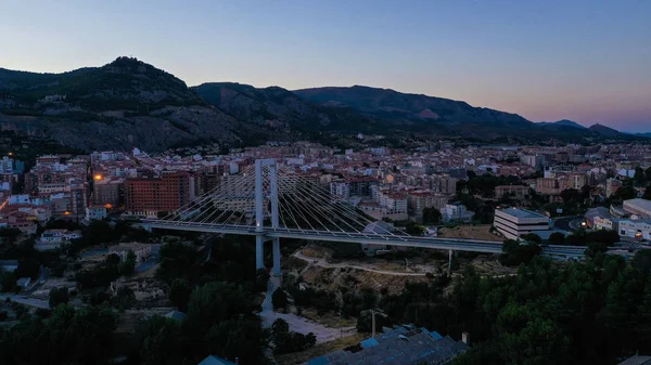 İspanya Alcoi Alcoy gece manzarası ile köprü ve şehir drone