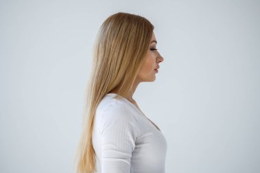 Beyaz arka plan üzerinde Beyaz gömlekli güzel sarışın kız portre studio portresi