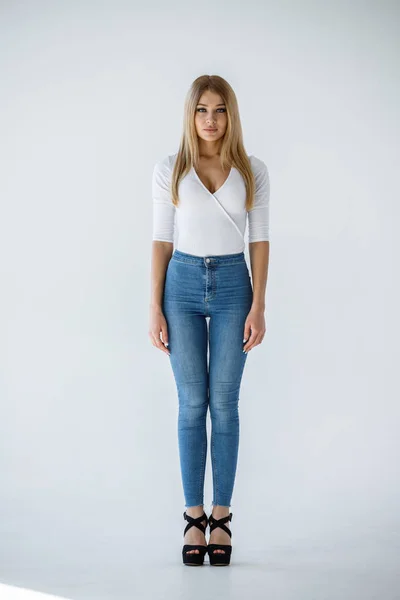 Studioaufnahme Eines Hübschen Blonden Mädchens Weißem Hemd Und Blauer Jeans — Stockfoto