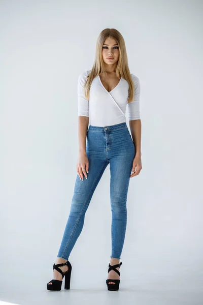 Estúdio Tiro Linda Menina Loira Camisa Branca Jeans Azul Fundo — Fotografia de Stock