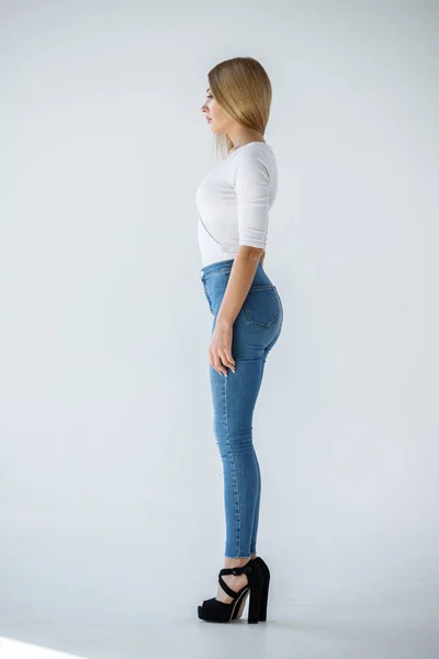 Estudio Chica Rubia Encantadora Camisa Blanca Pantalones Vaqueros Azules Pie — Foto de Stock