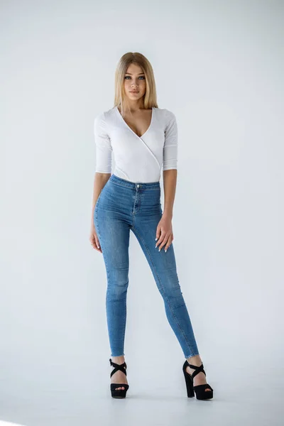 Studio Colpo Bella Ragazza Bionda Camicia Bianca Jeans Blu Piedi — Foto Stock