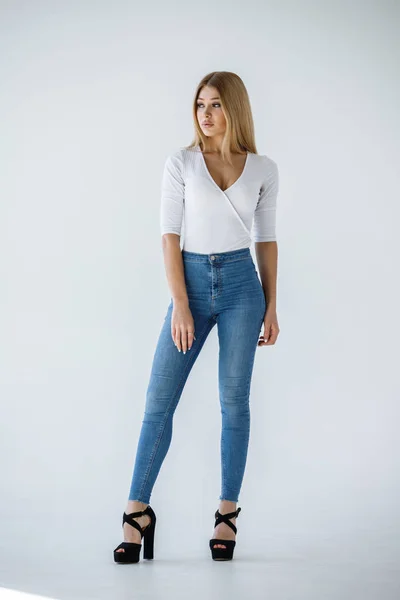Estúdio Tiro Linda Menina Loira Camisa Branca Jeans Azul Fundo — Fotografia de Stock