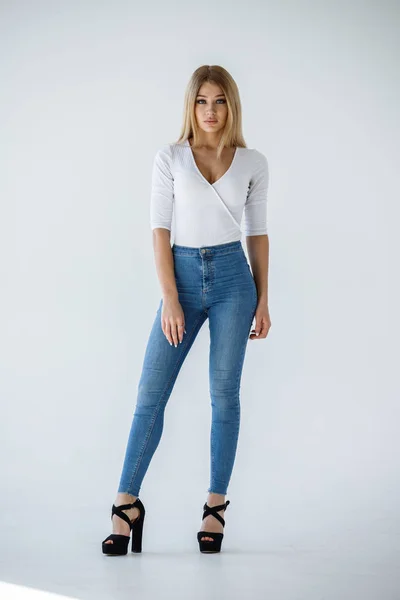 Studioaufnahme Eines Hübschen Blonden Mädchens Weißem Hemd Und Blauer Jeans — Stockfoto