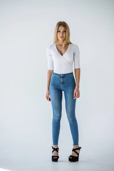 Studioaufnahme Eines Hübschen Blonden Mädchens Weißem Hemd Und Blauer Jeans — Stockfoto