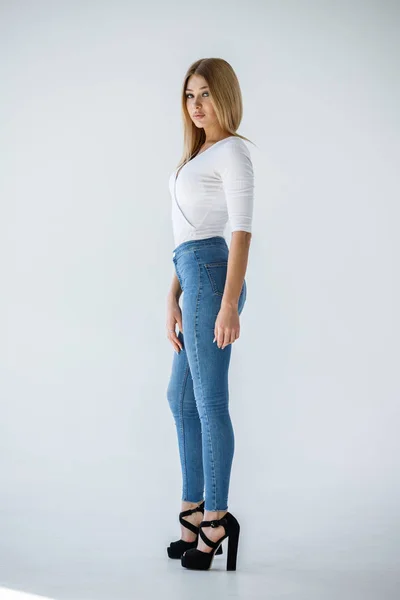 Studio Skott Härlig Blond Flicka Vit Skjorta Och Blå Jeans — Stockfoto