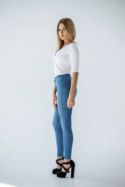 Studio Colpo Bella Ragazza Bionda Camicia Bianca Jeans Blu Piedi — Foto Stock