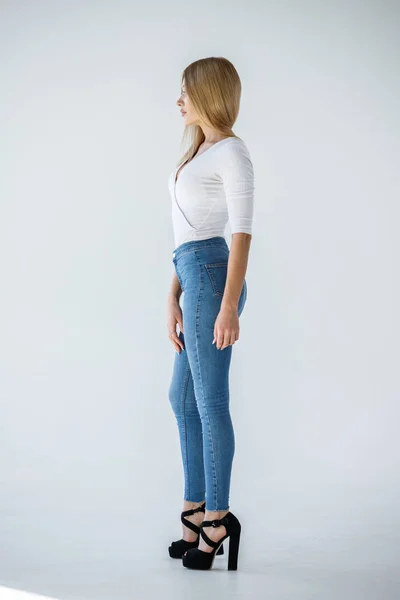 Studio Colpo Bella Ragazza Bionda Camicia Bianca Jeans Blu Piedi — Foto Stock