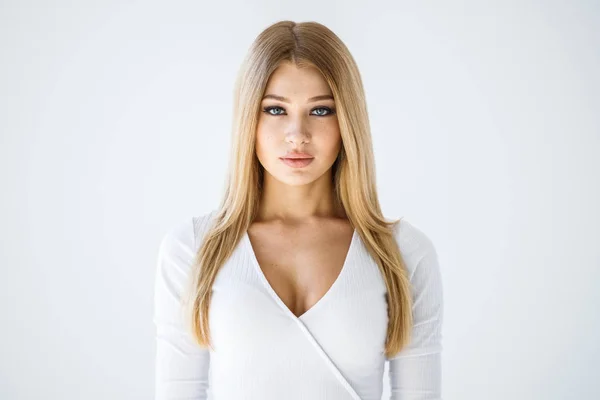 Closeup Studio Πορτρέτο Του Όμορφη Ξανθιά Κοπέλα Άσπρο Πουκάμισο Λευκό — Φωτογραφία Αρχείου