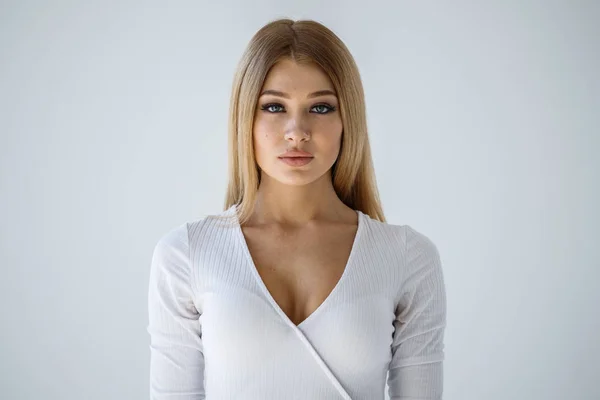 Primer Plano Retrato Estudio Encantadora Chica Rubia Camisa Blanca Sobre —  Fotos de Stock