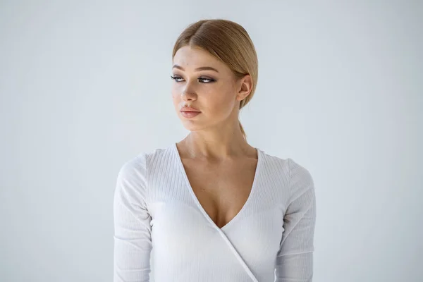 Primer Plano Retrato Estudio Encantadora Chica Rubia Camisa Blanca Sobre —  Fotos de Stock