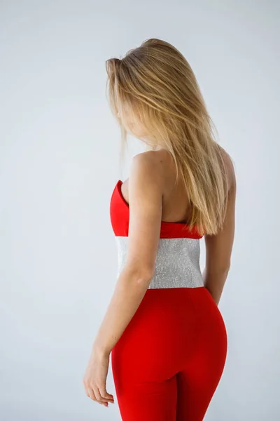 Estúdio Tiro Linda Menina Loira Vermelho Traje Casual Fundo Branco — Fotografia de Stock