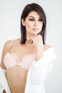 Beyaz ceket ve beyaz iç çamaşırı ayakta beyaz iç giyen güzel esmer kadın portresi stüdyo 