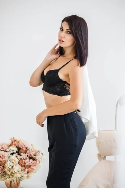 Retrato Del Estudio Hermosa Mujer Morena Con Pantalones Negros Chaqueta —  Fotos de Stock