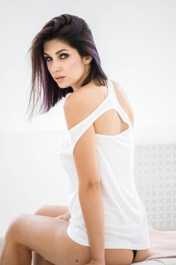 Beyaz gömlek ev İçişleri oturan giymiş güzel esmer kadın portresi stüdyo   