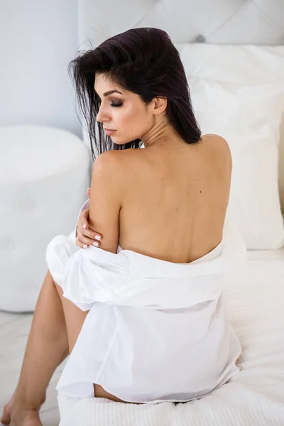Retrato Estudio Una Hermosa Mujer Morena Con Camisa Blanca Sentada — Foto de Stock