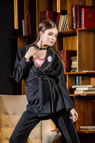 Ritratto Bella Donna Bruna Vestita Con Shirt Rosa Completo Nero — Foto Stock