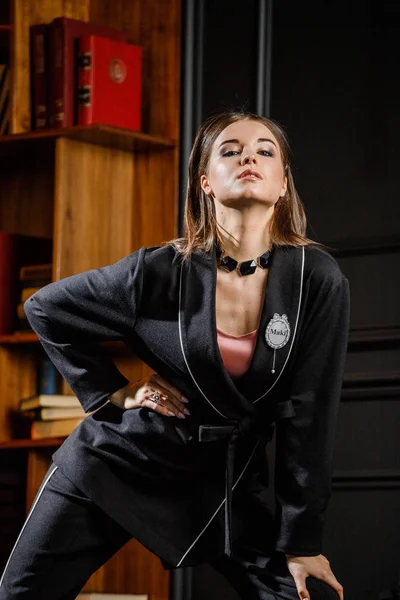 Retrato Bela Mulher Morena Vestindo Camiseta Rosa Terno Preto Casa — Fotografia de Stock