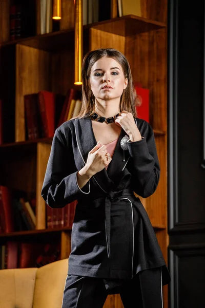 Retrato Una Hermosa Mujer Morena Con Camiseta Rosa Traje Negro — Foto de Stock