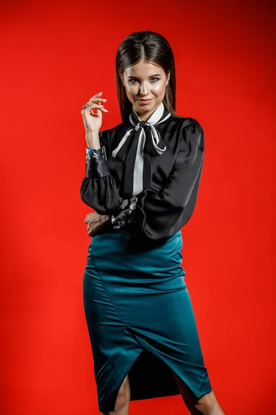 Studio Porträtt Ung Modell Casual Kläder Röd Bakgrund Ung Kvinna — Stockfoto