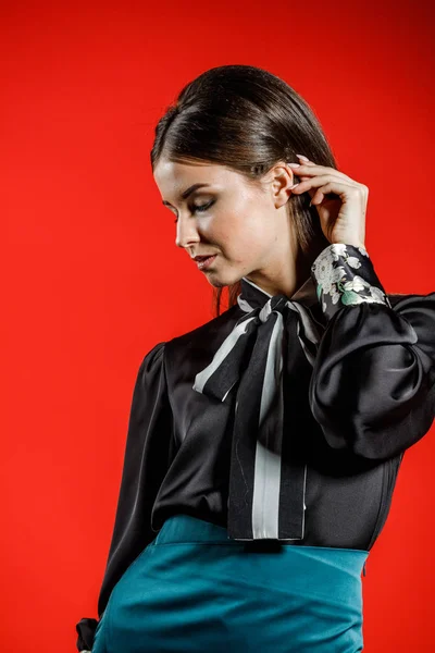 Retrato Estúdio Modelo Jovem Roupas Casuais Fundo Vermelho Jovem Mulher — Fotografia de Stock