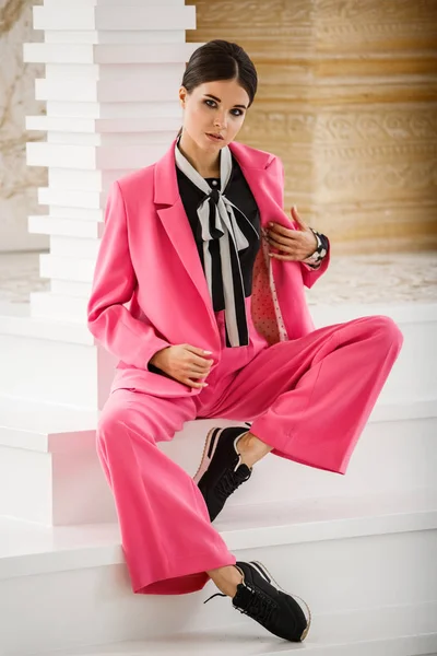 Retrato Estudio Una Hermosa Morena Vestida Con Traje Rosa Camiseta — Foto de Stock