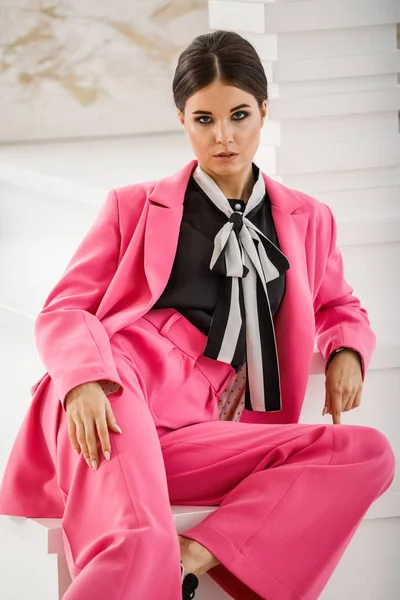 Estúdio Retrato Bela Mulher Morena Vestindo Terno Rosa Shirt Preta — Fotografia de Stock