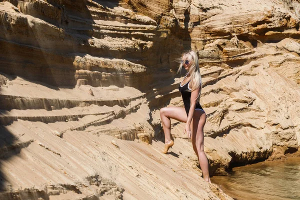 Фотография Красивой Блондинки Черном Купальнике Стоящей Днем Пляже — стоковое фото