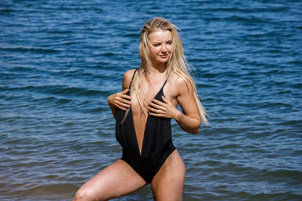Відкритий Знімок Красивої Блондинки Чорному Купальнику Стоїть Пляжі Вдень — стокове фото