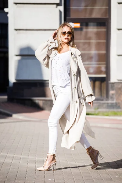 Utomhus Porträtt Skönhet Blond Kvinna Klädd Beige Jacka Vit Shirt — Stockfoto