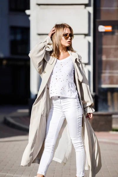 Utomhus Porträtt Skönhet Blond Kvinna Klädd Beige Jacka Vit Shirt — Stockfoto