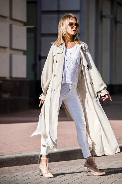 Retrato Aire Libre Mujer Rubia Belleza Con Chaqueta Beige Camiseta —  Fotos de Stock