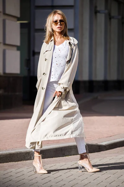 Retrato Aire Libre Mujer Rubia Belleza Con Chaqueta Beige Camiseta —  Fotos de Stock