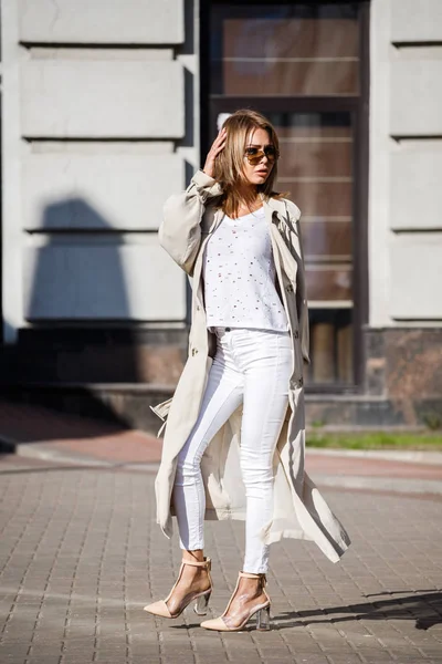 Retrato Aire Libre Mujer Rubia Belleza Con Chaqueta Beige Camiseta —  Fotos de Stock