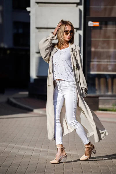 Utomhus Porträtt Skönhet Blond Kvinna Klädd Beige Jacka Vit Shirt — Stockfoto