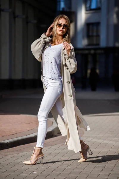 베이지색 셔츠와 바지를 배경에 흐리게 거리에 금발의 아름다움 여자의 초상화 — 스톡 사진