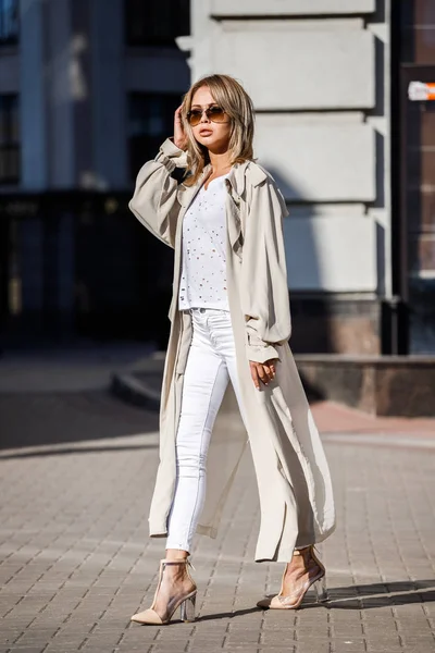 Utomhus Porträtt Skönhet Blond Kvinna Klädd Beige Jacka Vit Shirt — Stockfoto