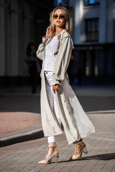 Außenporträt Einer Schönen Blonden Frau Beiger Jacke Weißem Shirt Und — Stockfoto