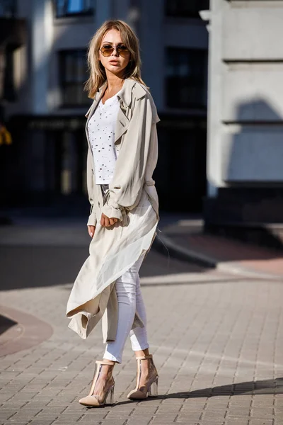 베이지색 셔츠와 바지를 배경에 흐리게 거리에 금발의 아름다움 여자의 초상화 — 스톡 사진